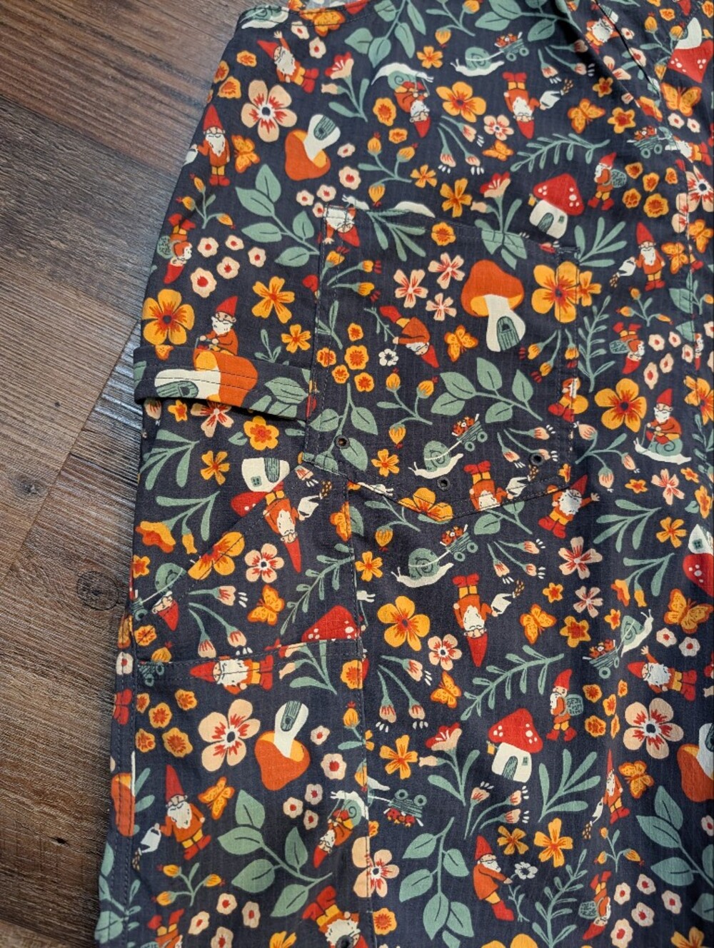 Duluth Heirloom Gardening Short Overalls Knome Mushroom Floral Snail Sz XL - Picture 8 of 16
